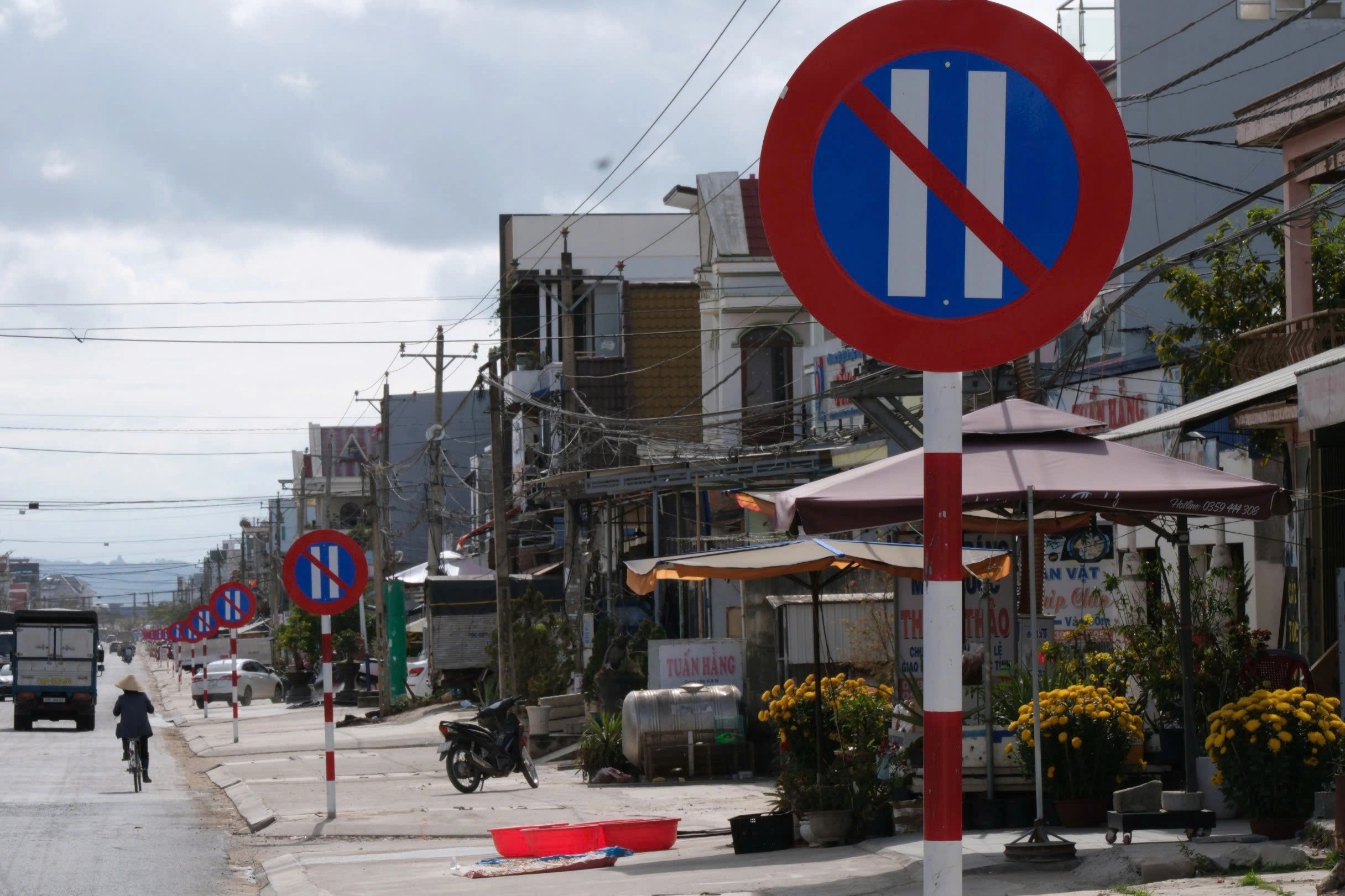 Chính quyền lý giải việc 1km đường có 23 biển cấm đỗ xe ở Lâm Đồng