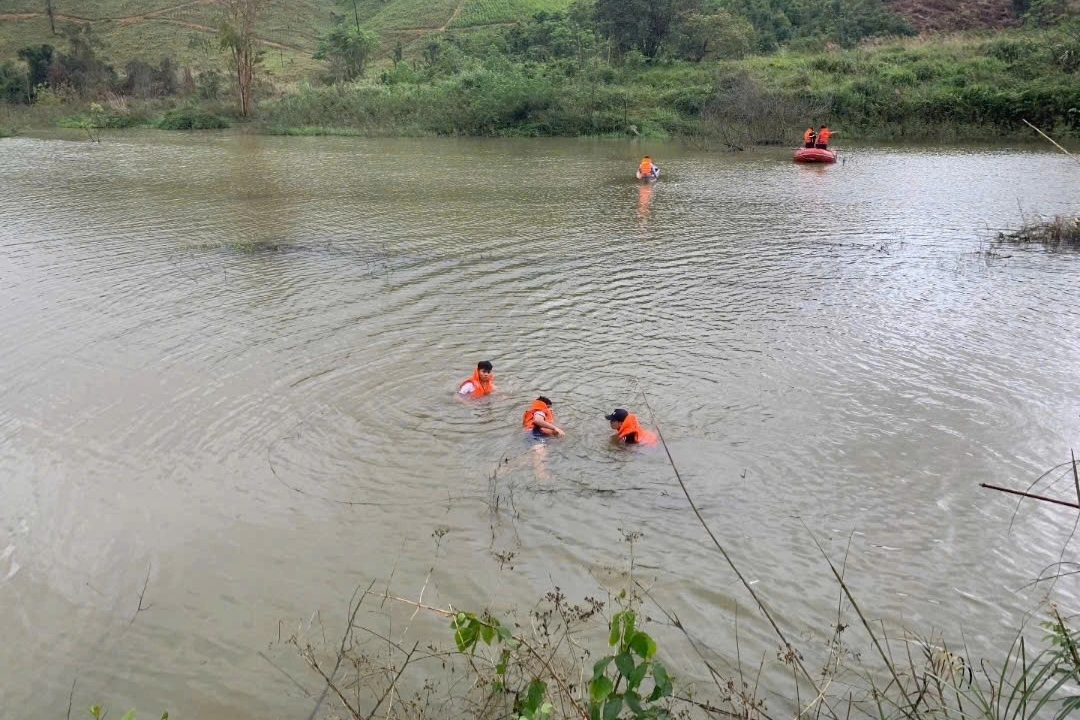 Hơn 5 giờ nỗ lực tìm kiếm người đàn ông mất tích ở đập nước