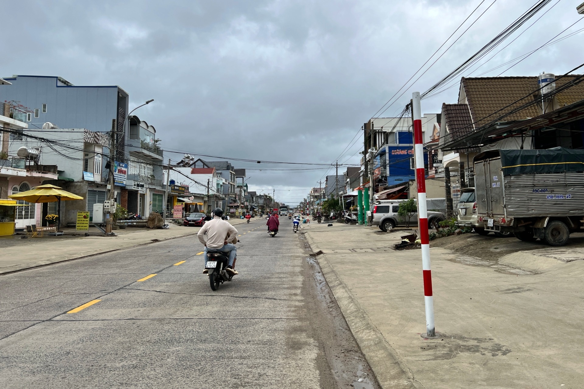 Vụ 1km đường có 23 biển cấm đỗ xe: Tháo 22 biển, còn trơ lại cột
