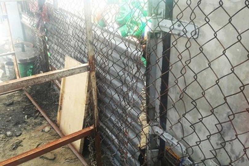 Leo hàng rào thép B40, 3 học sinh bị điện giật thương vong