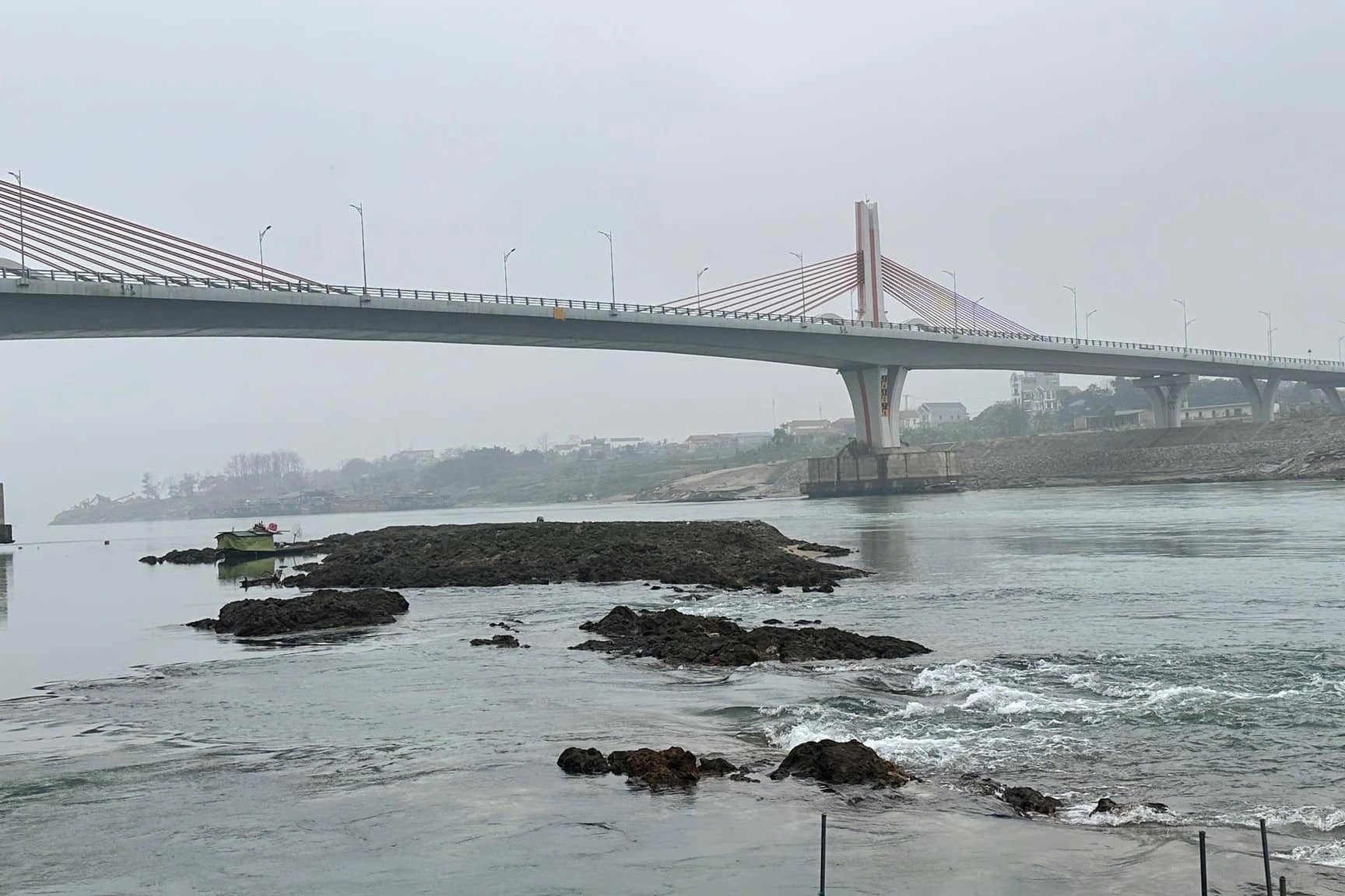 Xuất hiện nhiều dải đá ngầm trên sông ở Phú Thọ