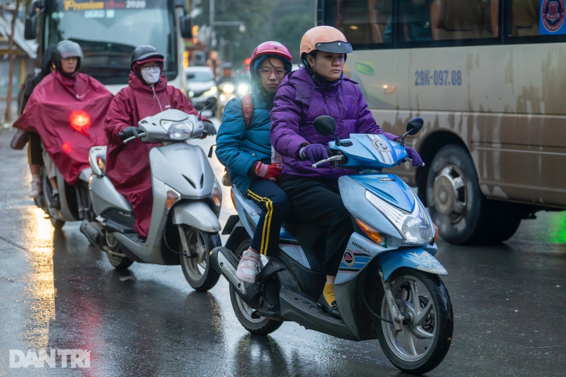 Người dân co ro trong mưa rét 13 độ C ở Hà Nội