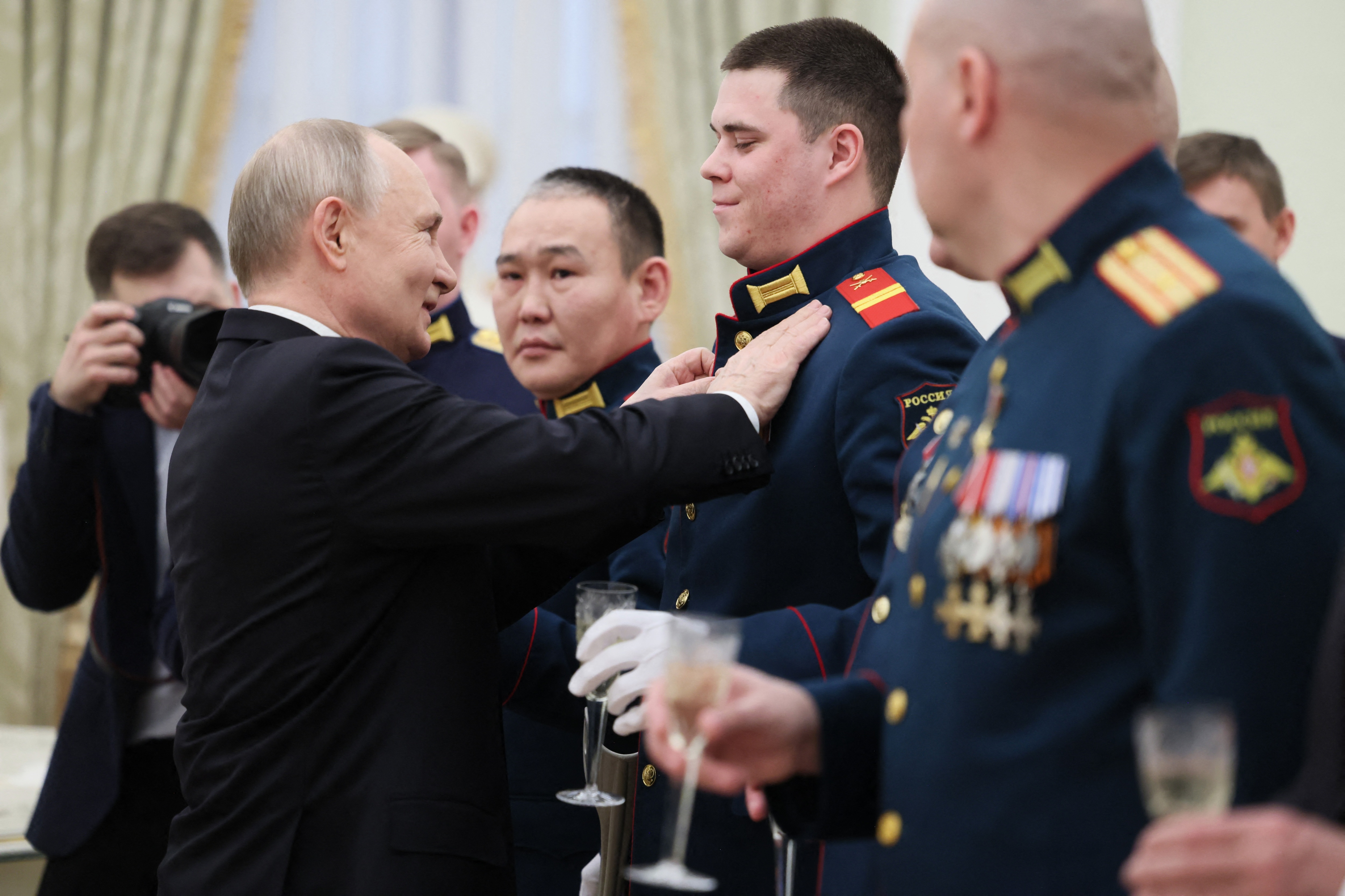 Ông Putin tặng Huân chương Sao Vàng cho binh sĩ chiến đấu ở Ukraine
