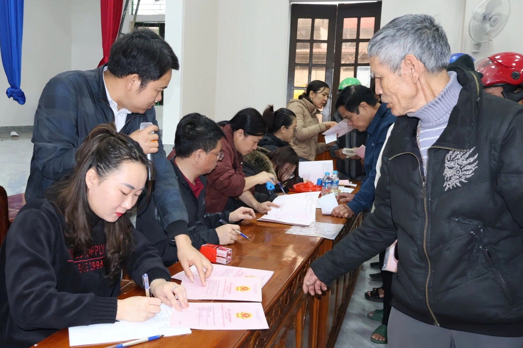 Hàng nghìn người dân đổ xô đi đăng ký biến động đất đai sau sáp nhập huyện