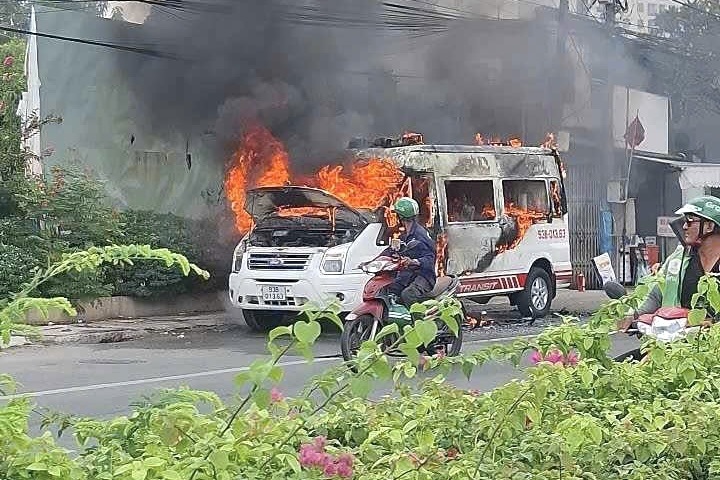 Xe cứu thương bốc cháy trong lúc chuyển bệnh nhân ở Bình Dương