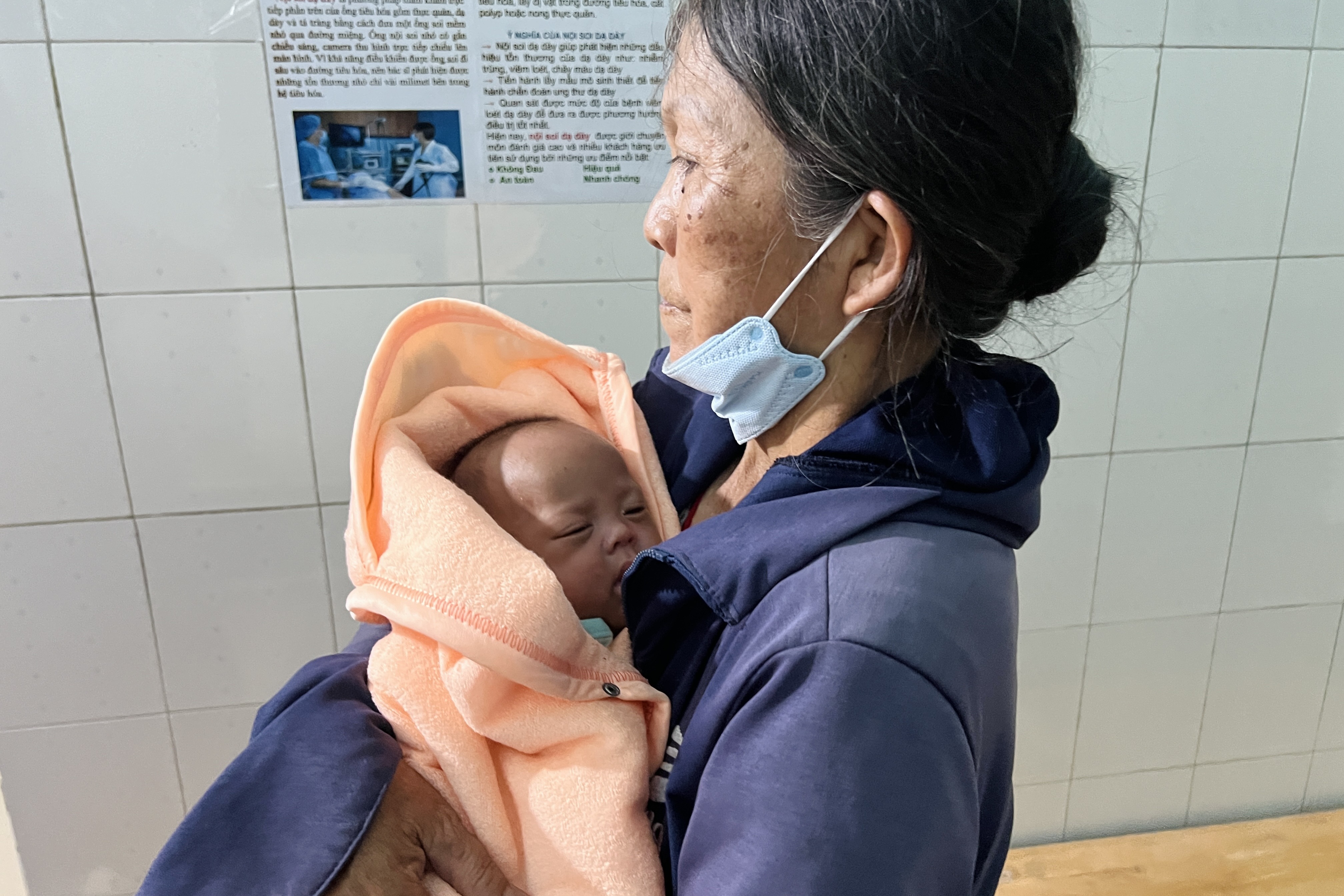 Bé trai hơn 1 tháng tuổi bị bỏ rơi dưới chân tượng Phật ở Bình Dương