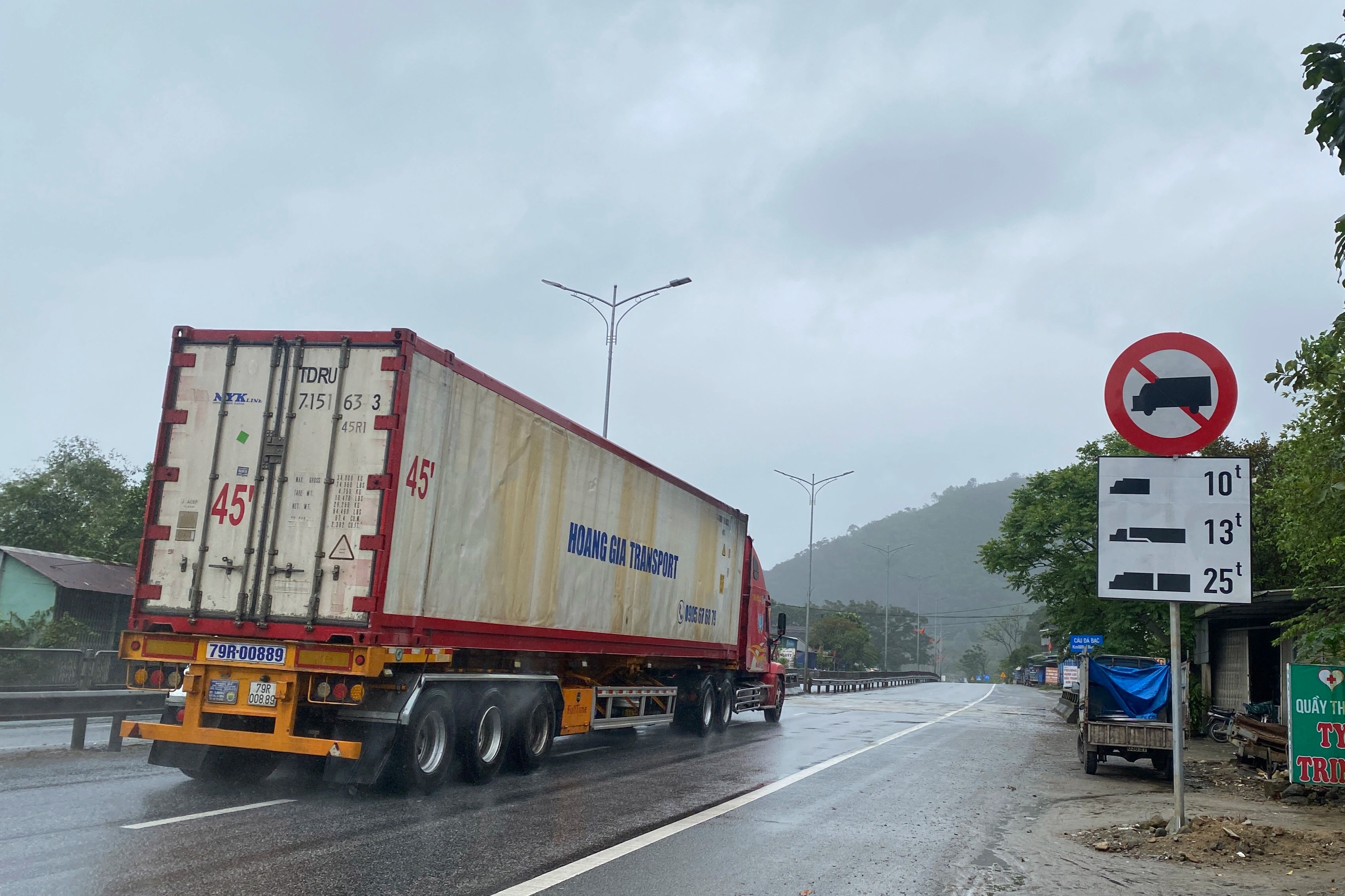 Biển cấm ô tô kiểu trái khoáy trên quốc lộ 1A