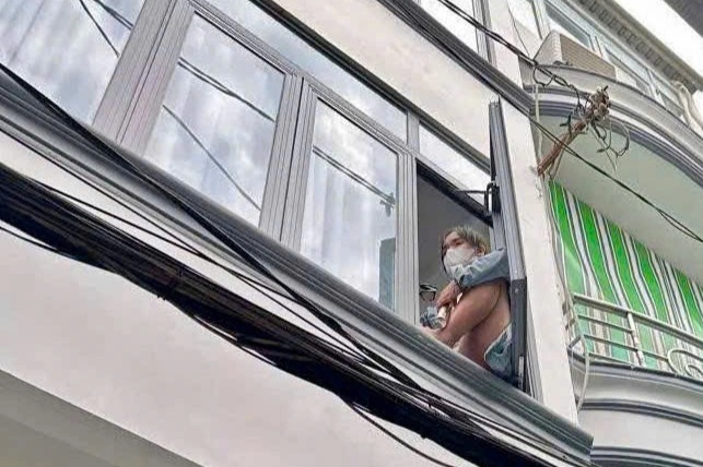 Cảnh sát giải cứu cô gái có ý định nhảy lầu tự tử ở TPHCM