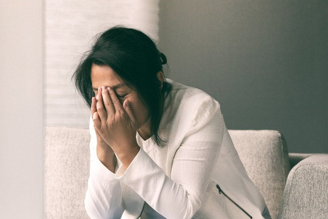 Ôm nỗi đau bị lừa hết tiền, tôi nghẹn lòng nhìn chồng vẫn vô tư mua sắm