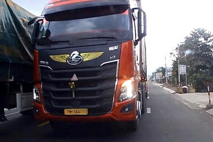 Trích xuất hình ảnh xe đầu kéo đi ngược chiều, gửi cảnh sát xử lý