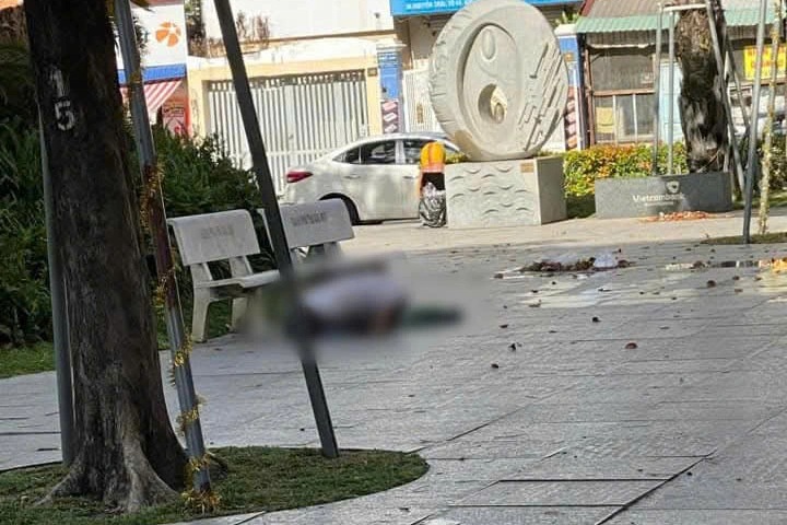 Người đàn ông tử vong trong tư thế quỳ tại công viên ở Bình Dương