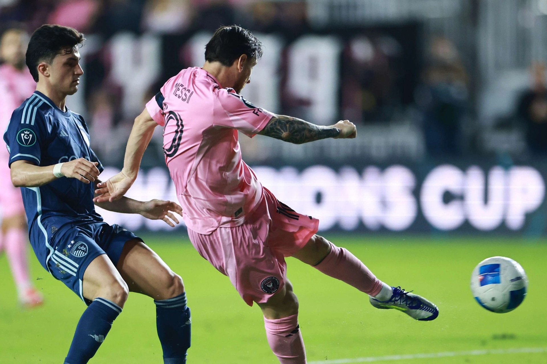 Lionel Messi vô lê cháy lưới đối thủ, giúp Inter Miami giành vé đi tiếp