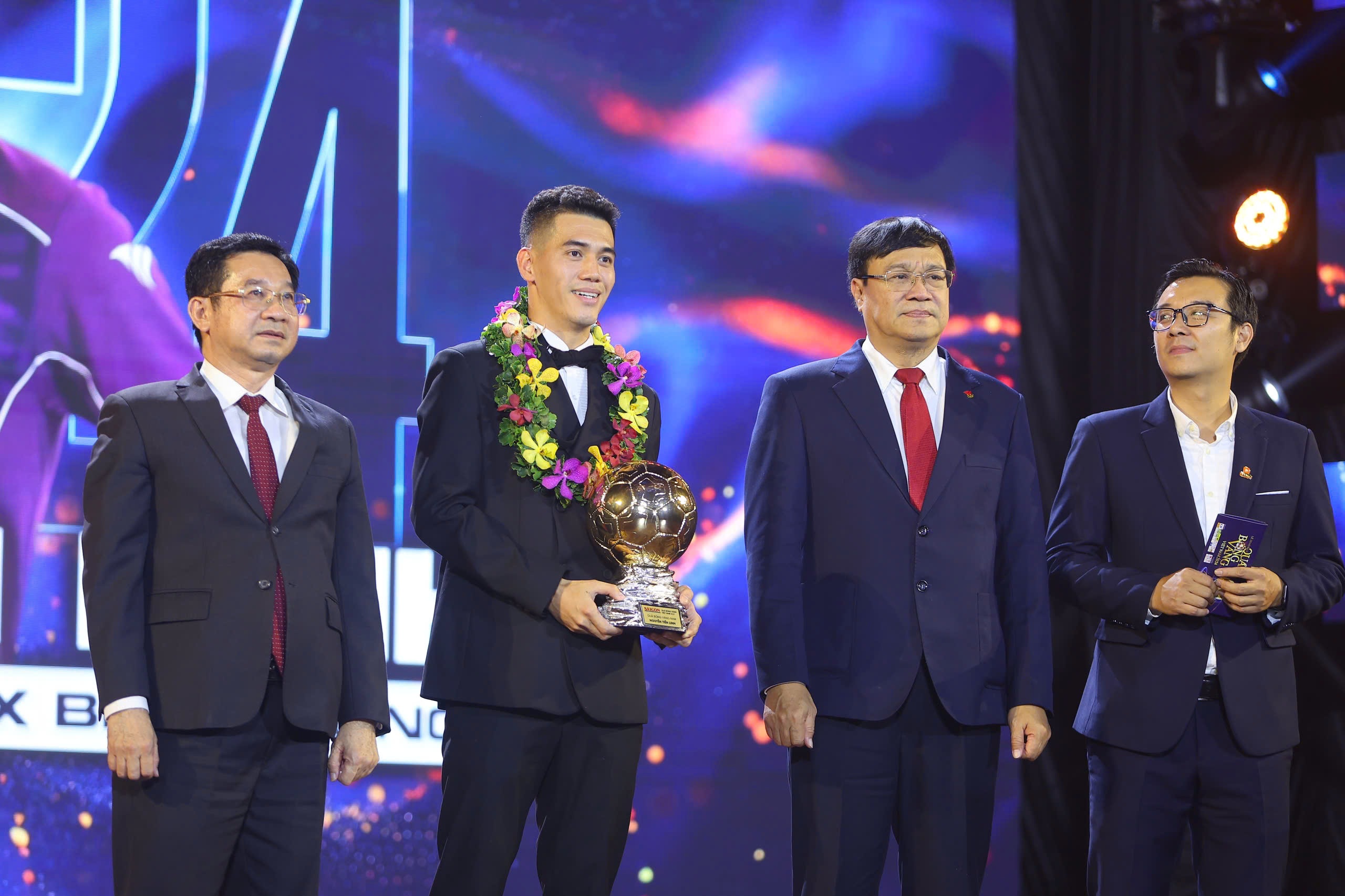Nguyễn Tiến Linh nhận giải Quả bóng vàng Việt Nam 2024
