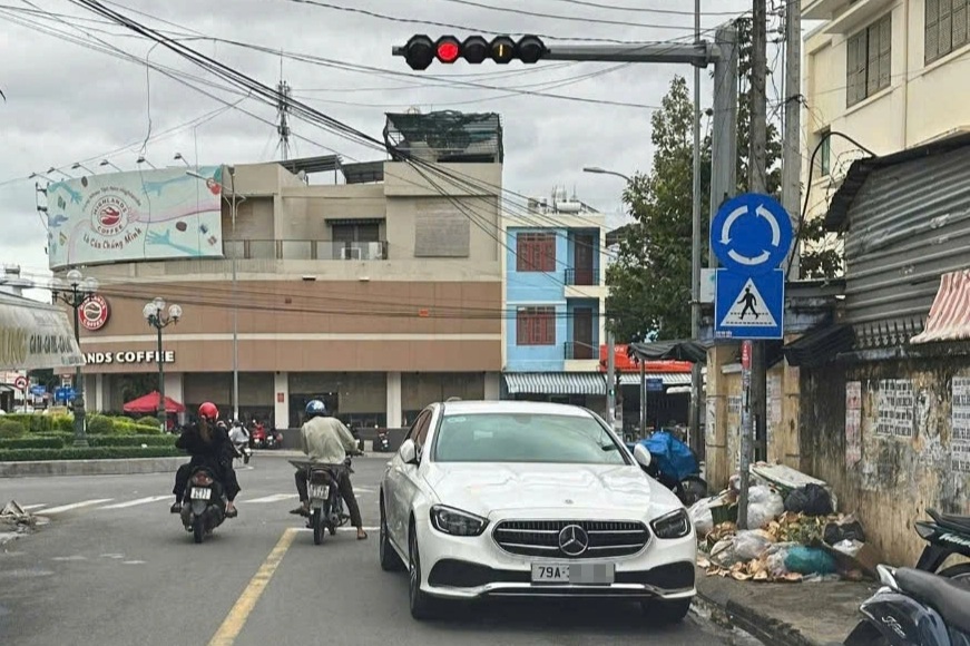 Đỗ xe ngược chiều ngay cột đèn đỏ, nữ tài xế bị công an mời làm việc