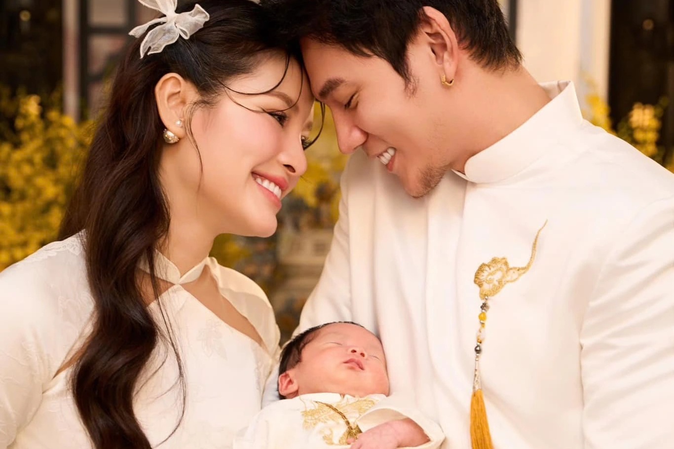 Phương Trinh Jolie sinh con lần 3: Vượt nhiều khó khăn, được chồng chăm sóc