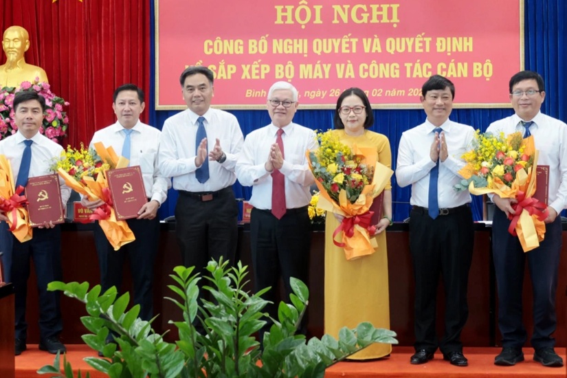 Bình Dương công bố hàng loạt giám đốc, phó giám đốc sở sau sáp nhập