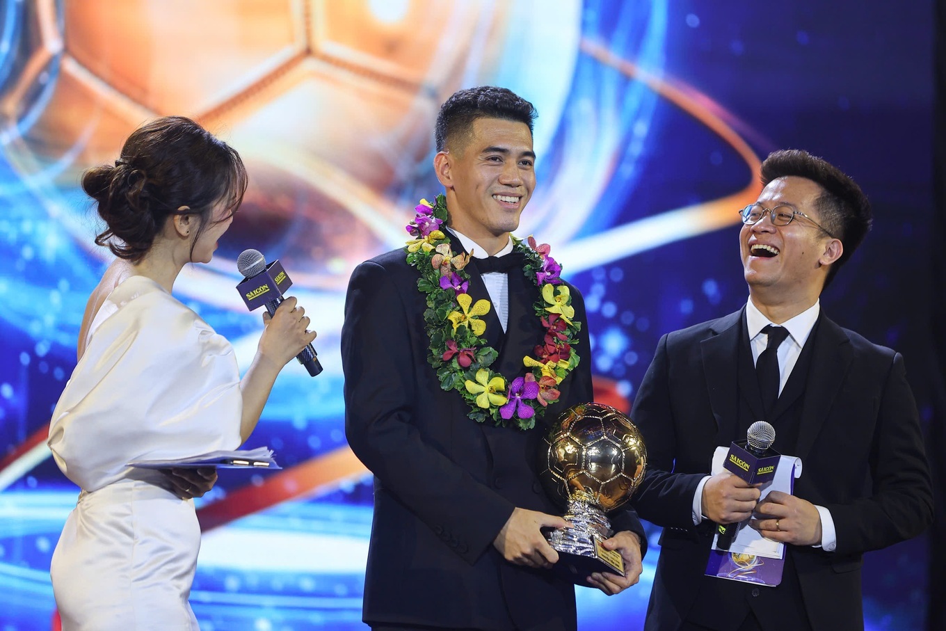 Hành động đẹp của Tiến Linh khi giành Quả bóng vàng, FIFA nói lời đặc biệt