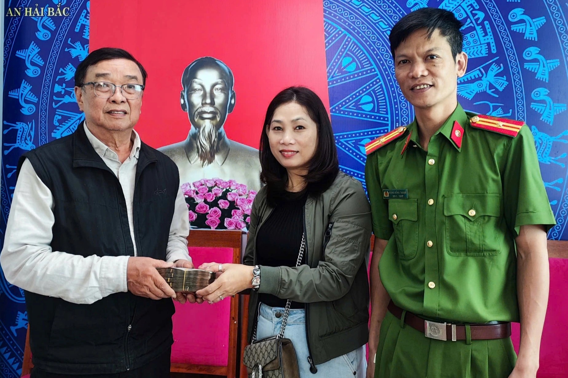 Điều bất ngờ trong chiếc túi màu đen bên đường