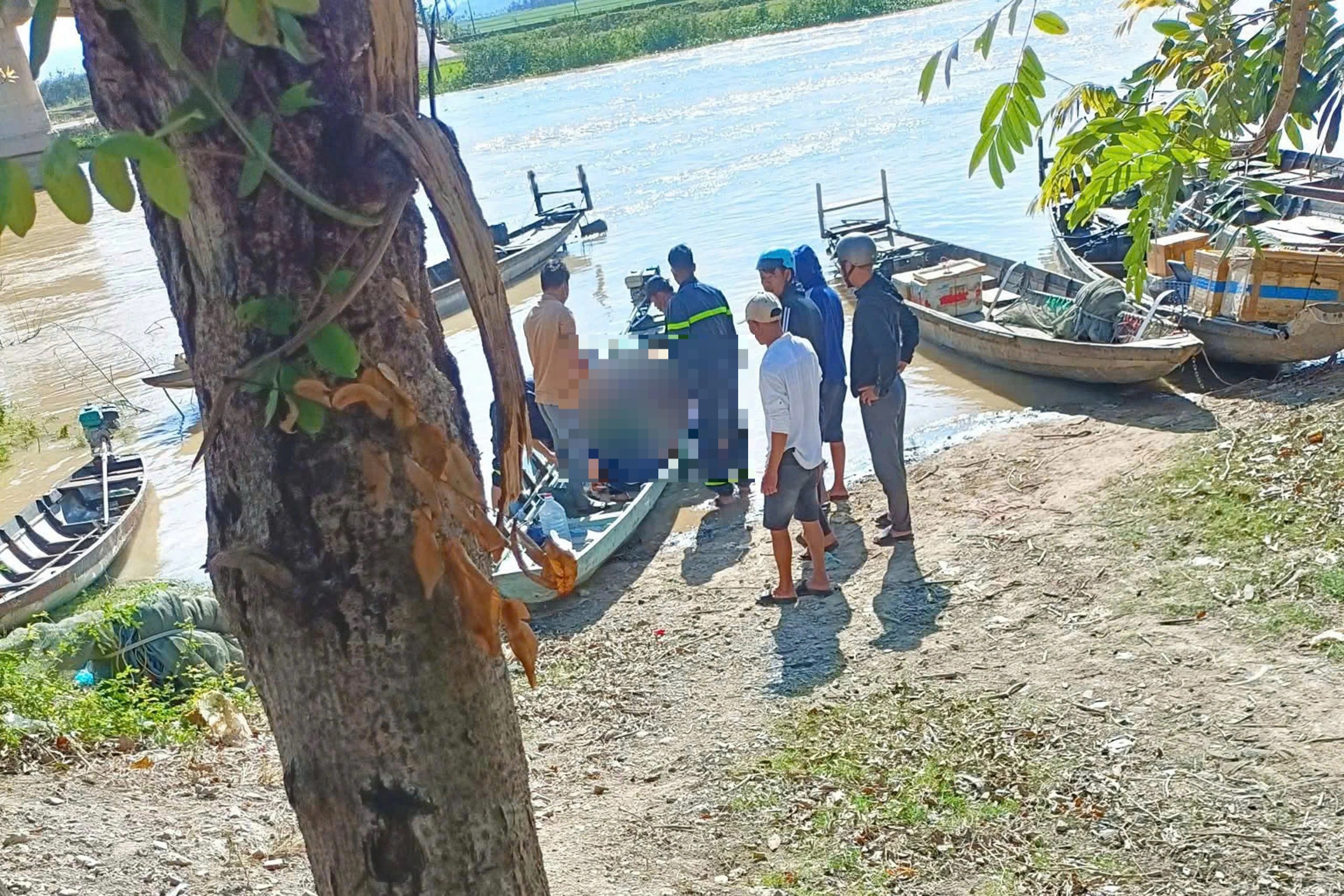 Tìm thấy thi thể người đàn ông rơi xuống sông khi thả cá phóng sinh