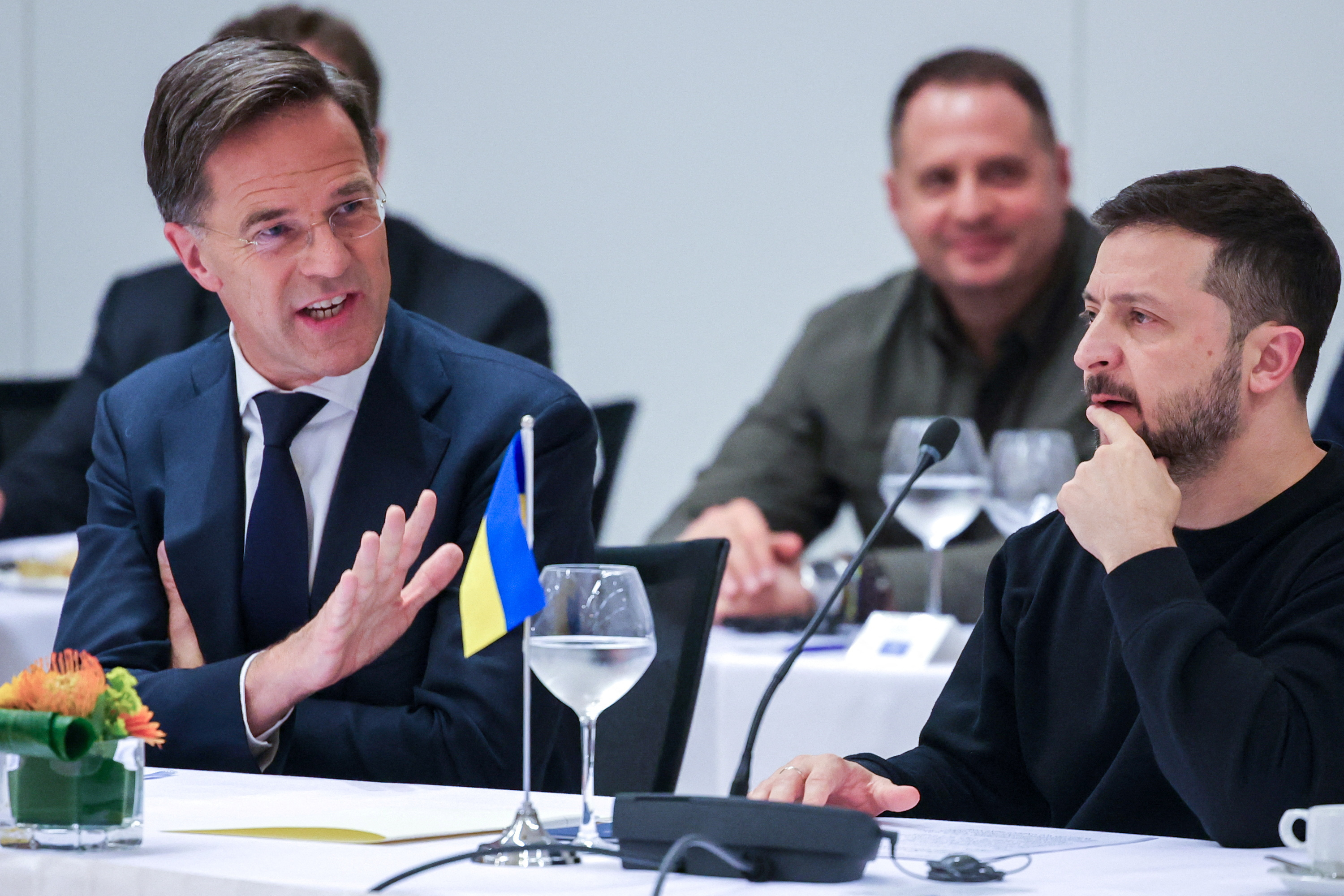 Tổng thống Ukraine được mời dự họp về xung đột với Nga