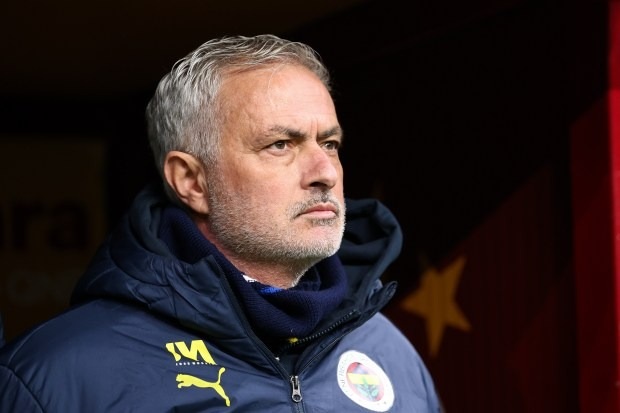 HLV Jose Mourinho nhận án phạt nặng sau phát ngôn gây tranh cãi