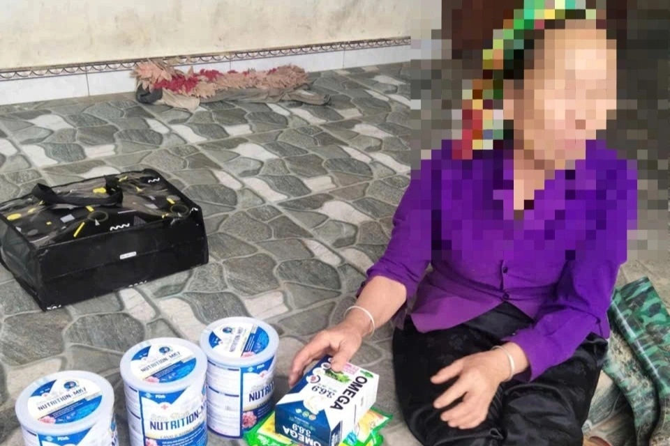 Nhóm người bán sữa "lạ" giá cao bất thường, bị bóc mẽ liền lên xe bỏ trốn