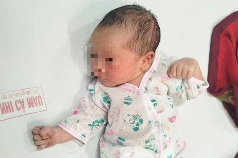 Trẻ sơ sinh còn dây rốn bị bỏ trong túi nilon để trên ghế đá trước nhà dân