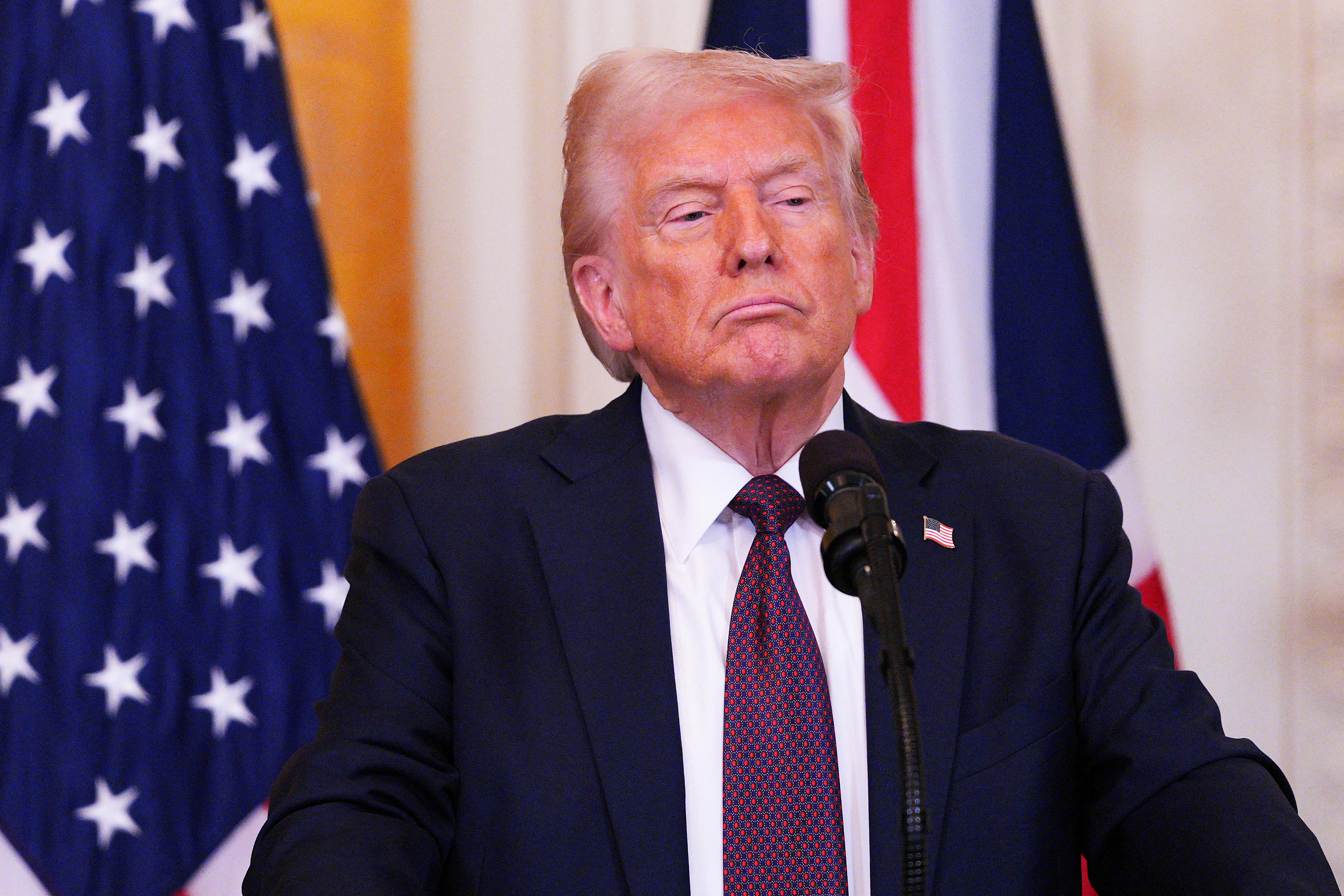 Vì sao ông Trump chưa động binh với Iran giữa lúc "nước sôi lửa bỏng"?