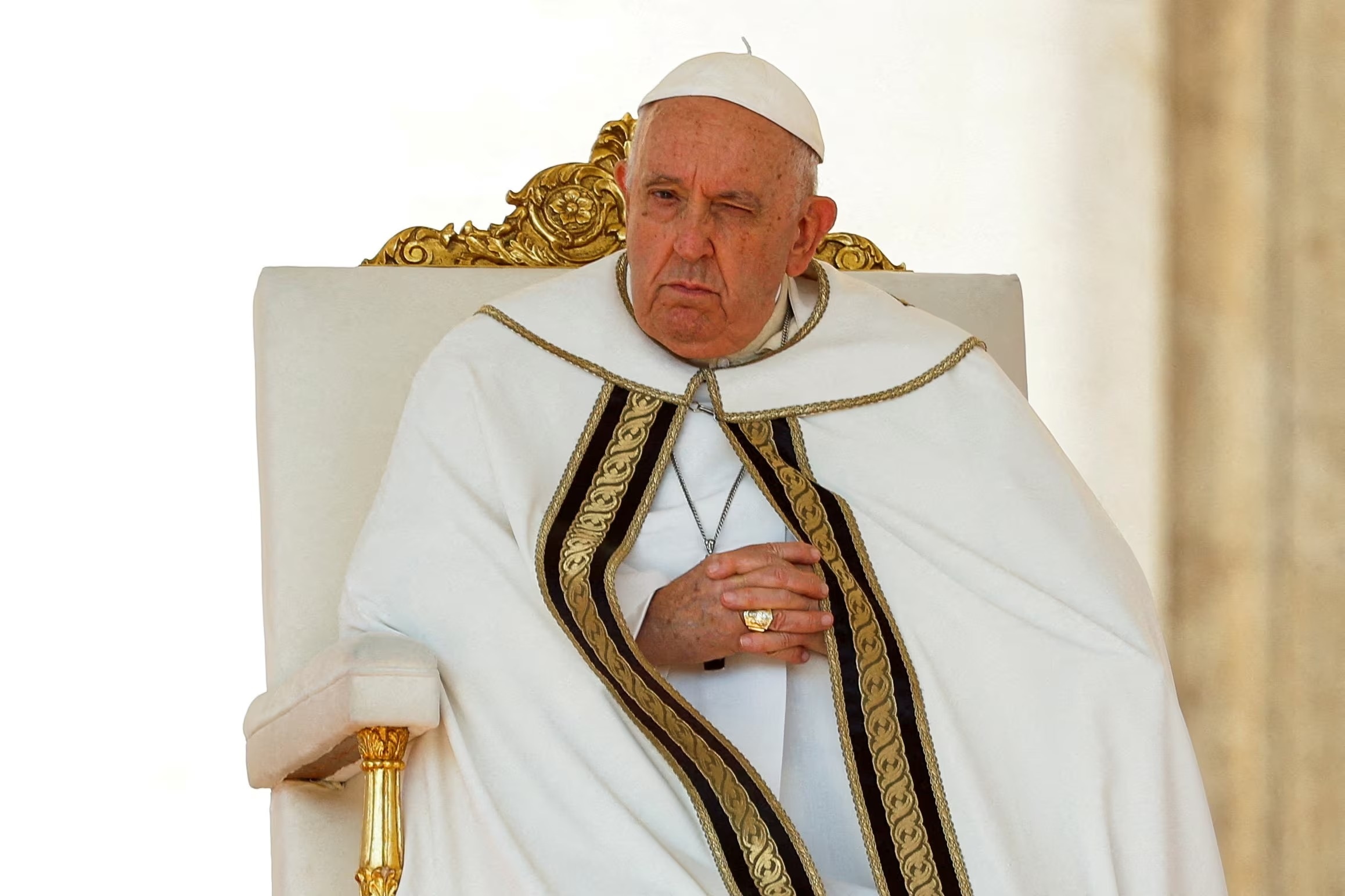 Giáo hoàng Francis phải dùng máy trợ thở
