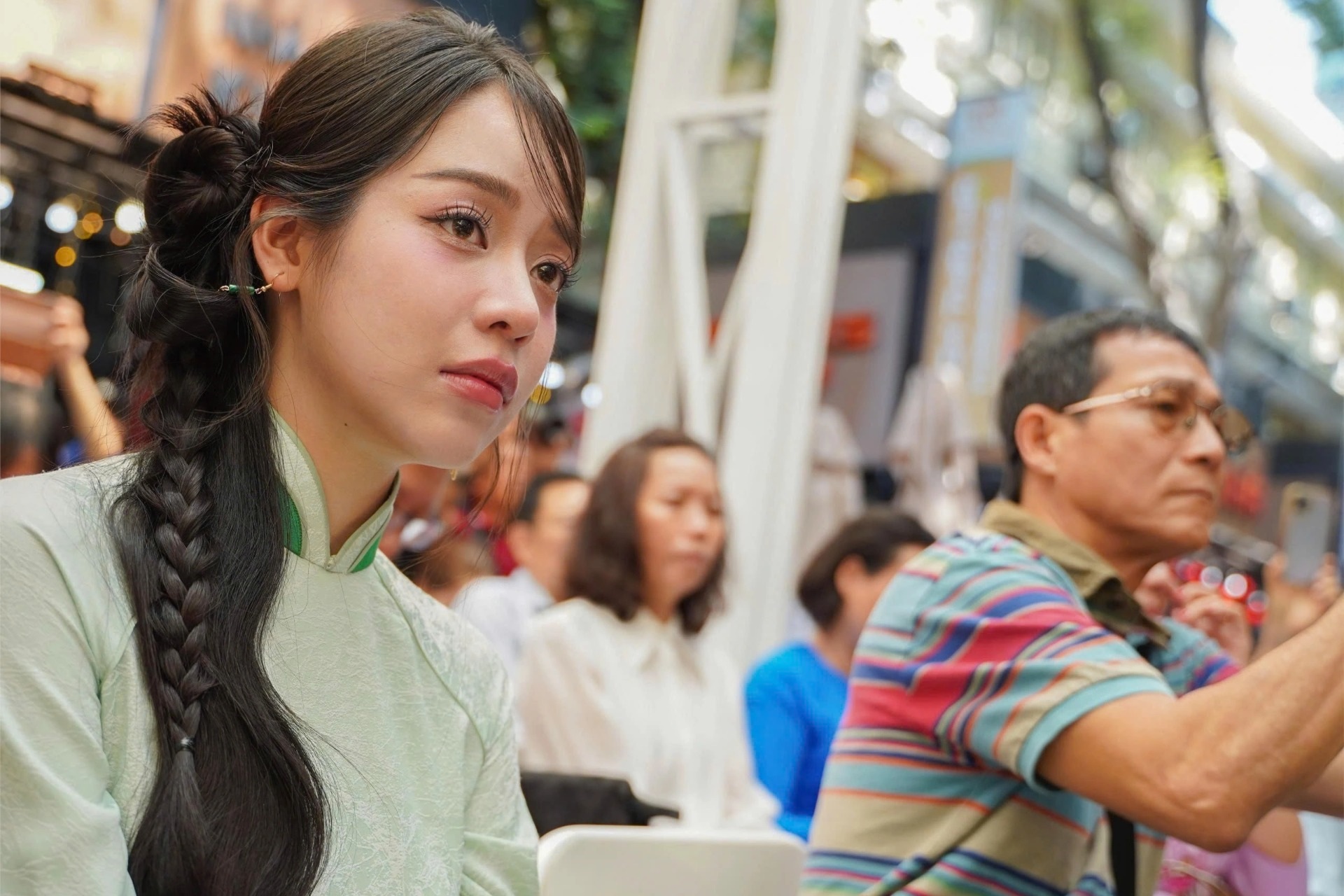 Hoa hậu Thanh Thủy bật khóc khi gặp người dân Làng Nủ ở TPHCM