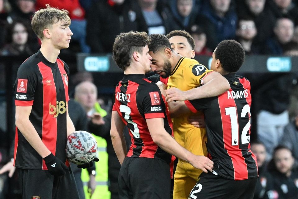 Nổi cơn thịnh nộ, cầu thủ đấm đá túi bụi, khiến đối thủ "đo ván" ở FA Cup
