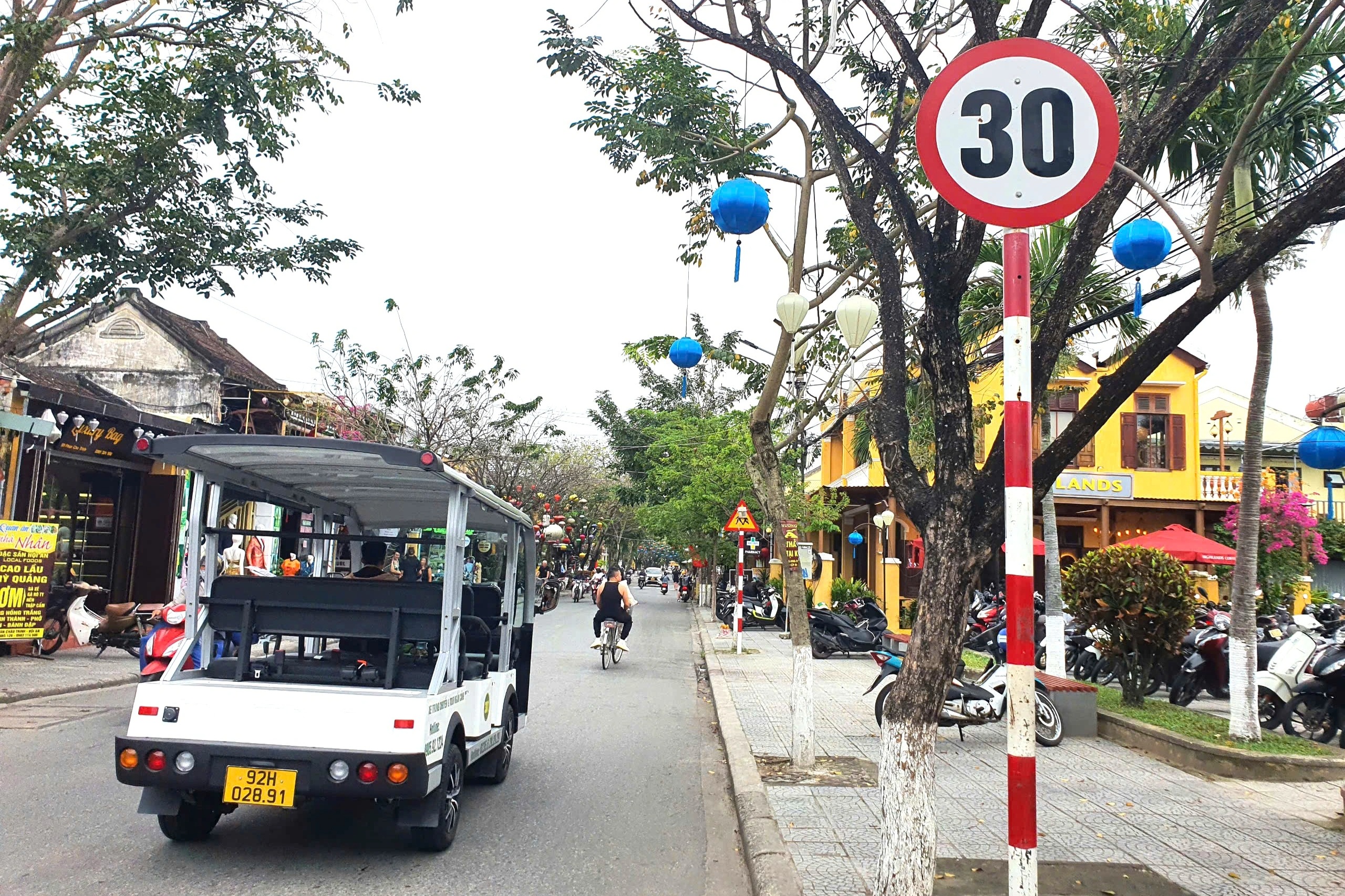 Bát nháo xe điện chở khách du lịch ở Hội An