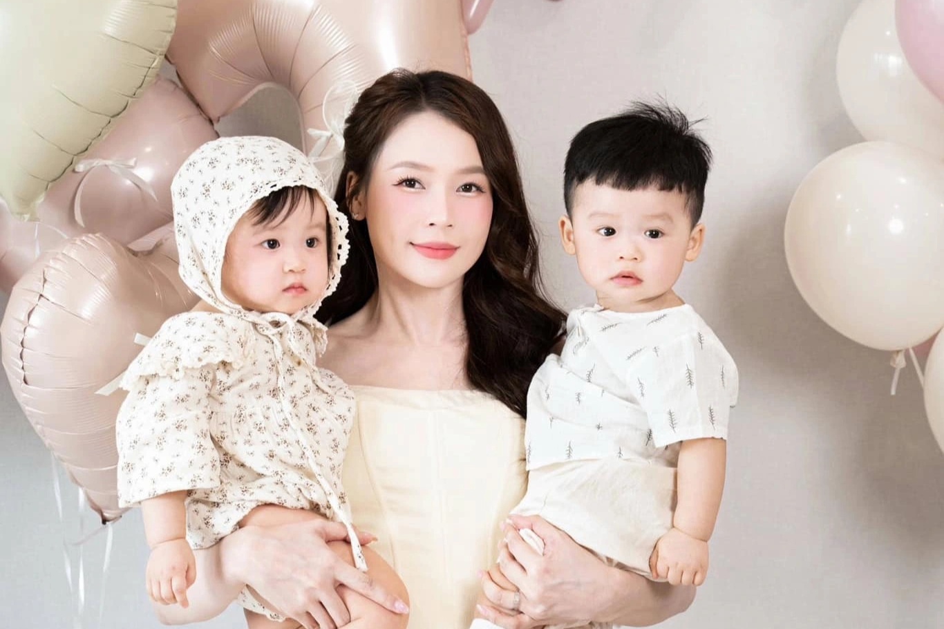 Diễn viên Sam mừng sinh nhật 2 con, hiếm hoi lộ diện bên chồng ngoại quốc