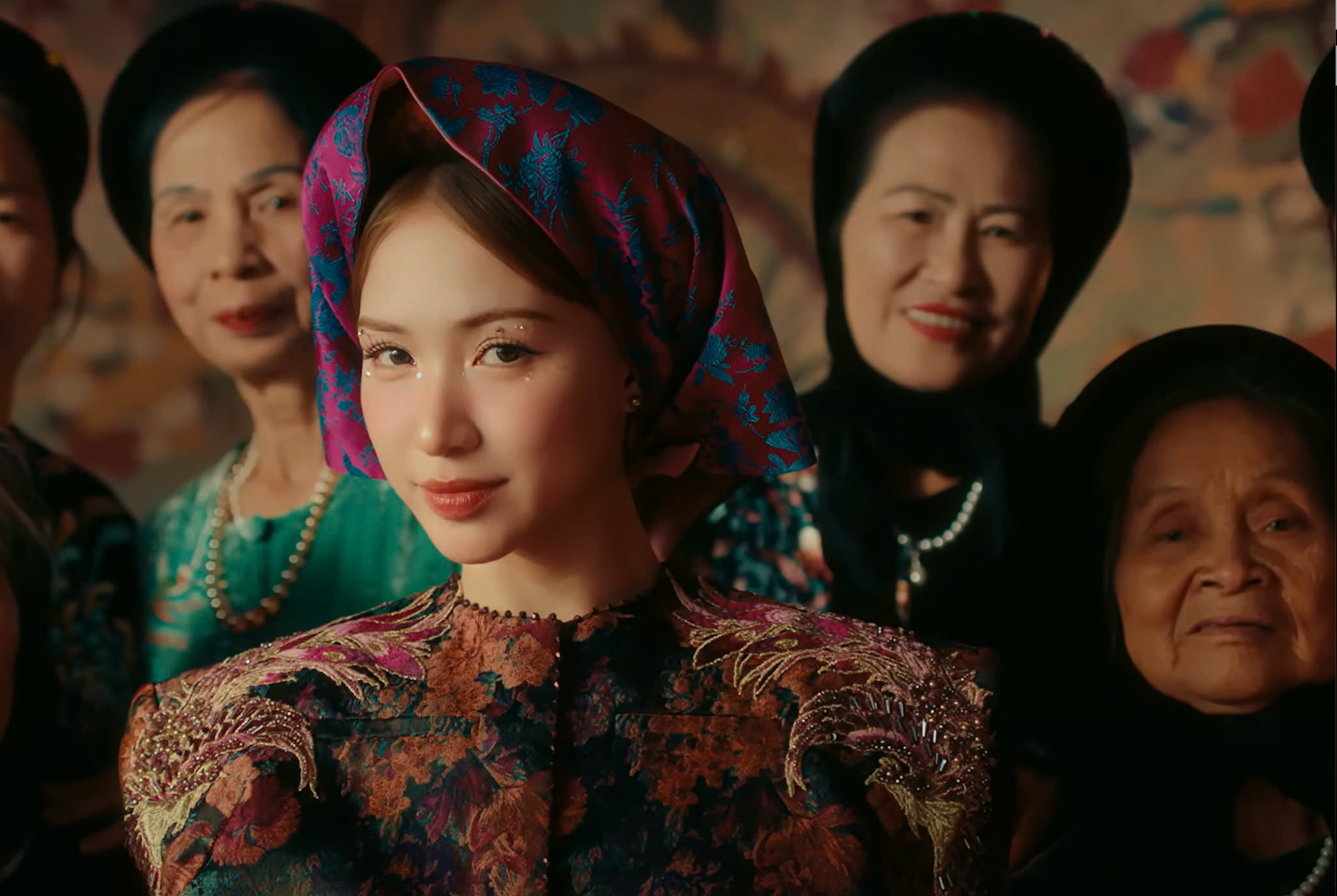 Hòa Minzy cưỡi ngựa, đãi gần 100 mâm cỗ ngày ra mắt MV tại quê nhà