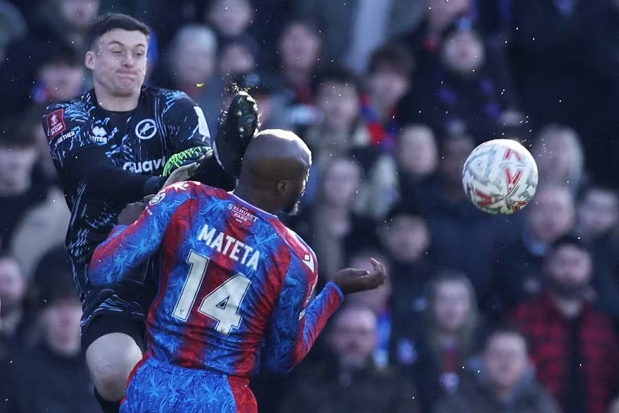 Ngôi sao của Crystal Palace nhập viện khẩn cấp do bị đá vào mặt