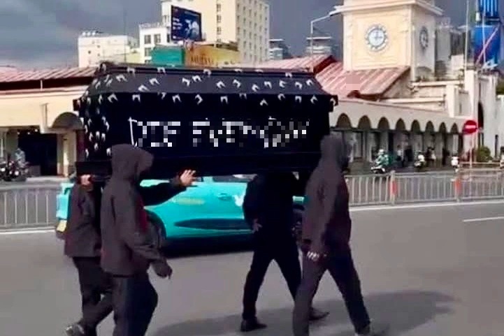 Làm rõ nhóm người khiêng quan tài đi bộ trước chợ Bến Thành