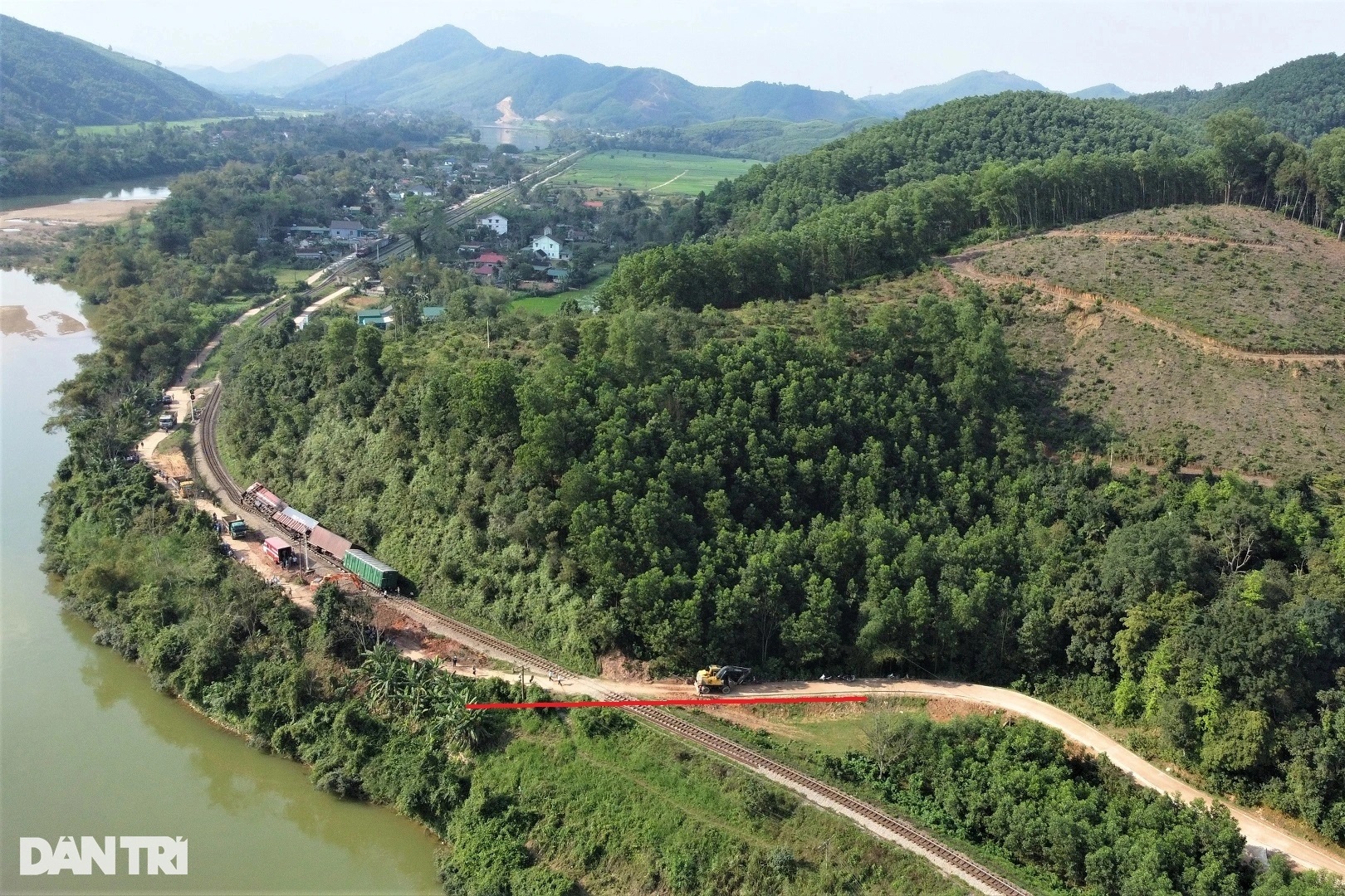 Vụ tàu hỏa lật sau khi va chạm ô tô: Đường ngang tự mở, không được cấp phép