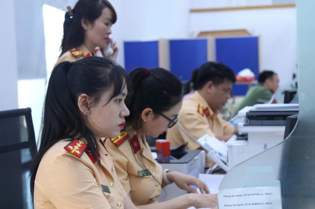 Ngày đầu Công an Bình Dương cấp, đổi GPLX và phiếu lý lịch tư pháp