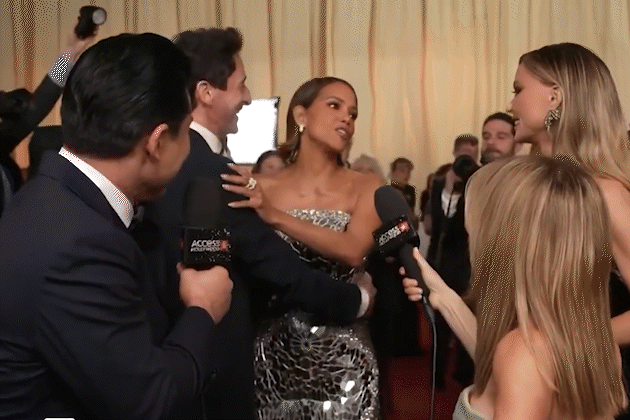 Halle Berry gây choáng khi tái hiện "nụ hôn tai tiếng" 22 năm trước ở Oscar