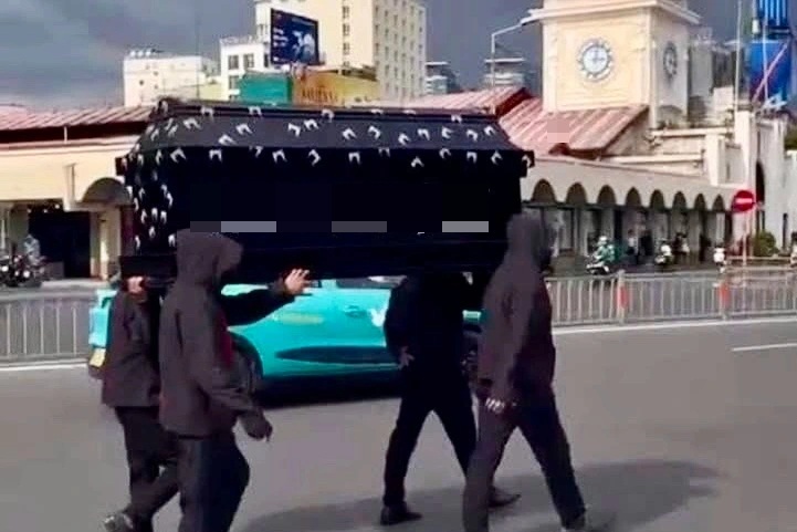 Công an làm việc với nhóm người khiêng quan tài đi bộ trước chợ Bến Thành