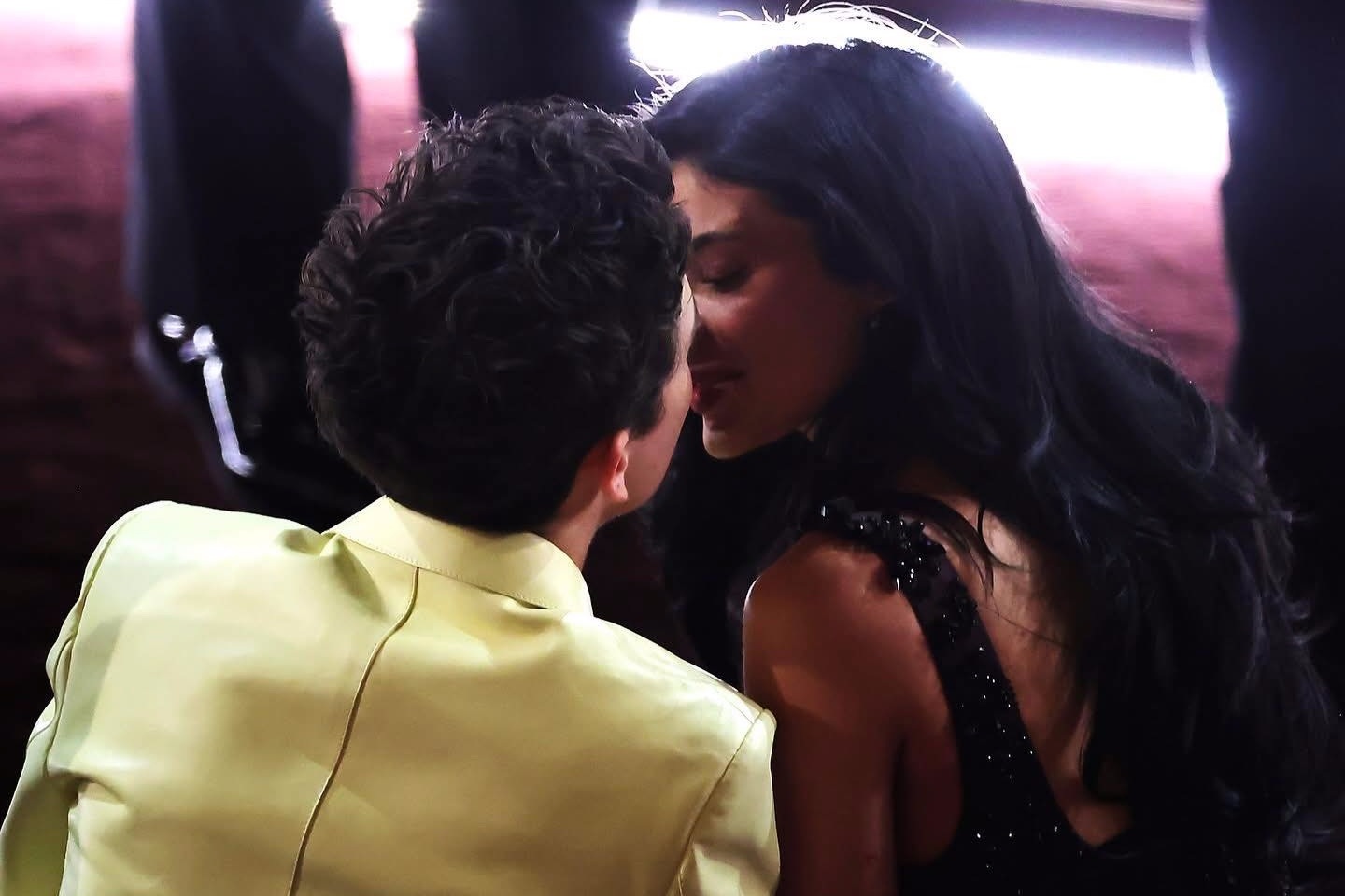 Nụ hôn ngọt ngào của "chàng thơ" Timothée Chalamet và bạn gái Kylie Jenner