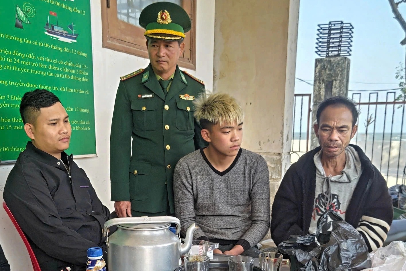 Người thân bật khóc ôm chầm các ngư dân trở về sau vụ chìm tàu cá