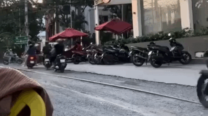 Xe máy trượt ngã khi qua đường ray ở Bình Dương, địa phương cũng cầu cứu