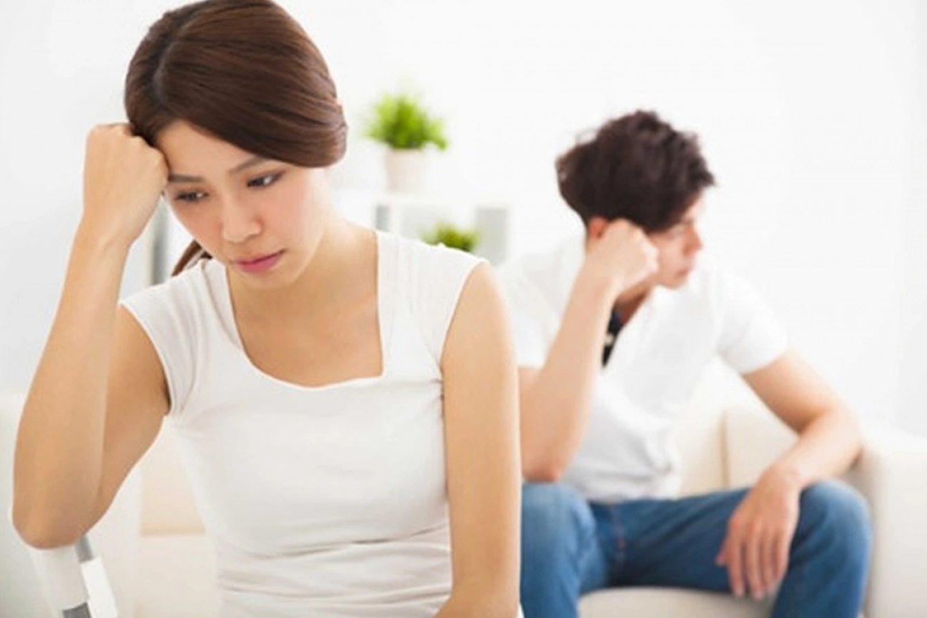 Chồng không cho mang ảnh bố mẹ vợ về thờ, tôi lập tức muốn bán nhà chia đôi