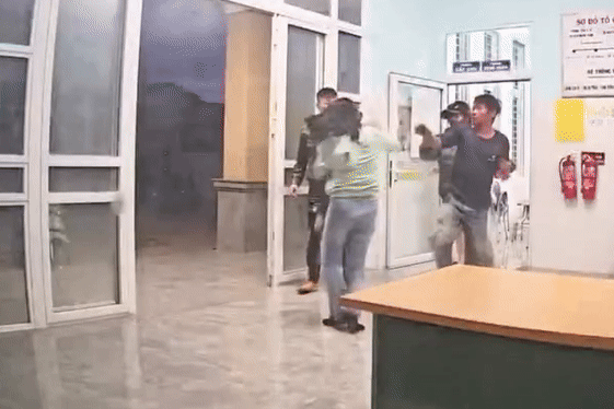 Công an vào cuộc vụ nữ nhân viên y tế bị nhóm người đàn ông hành hung
