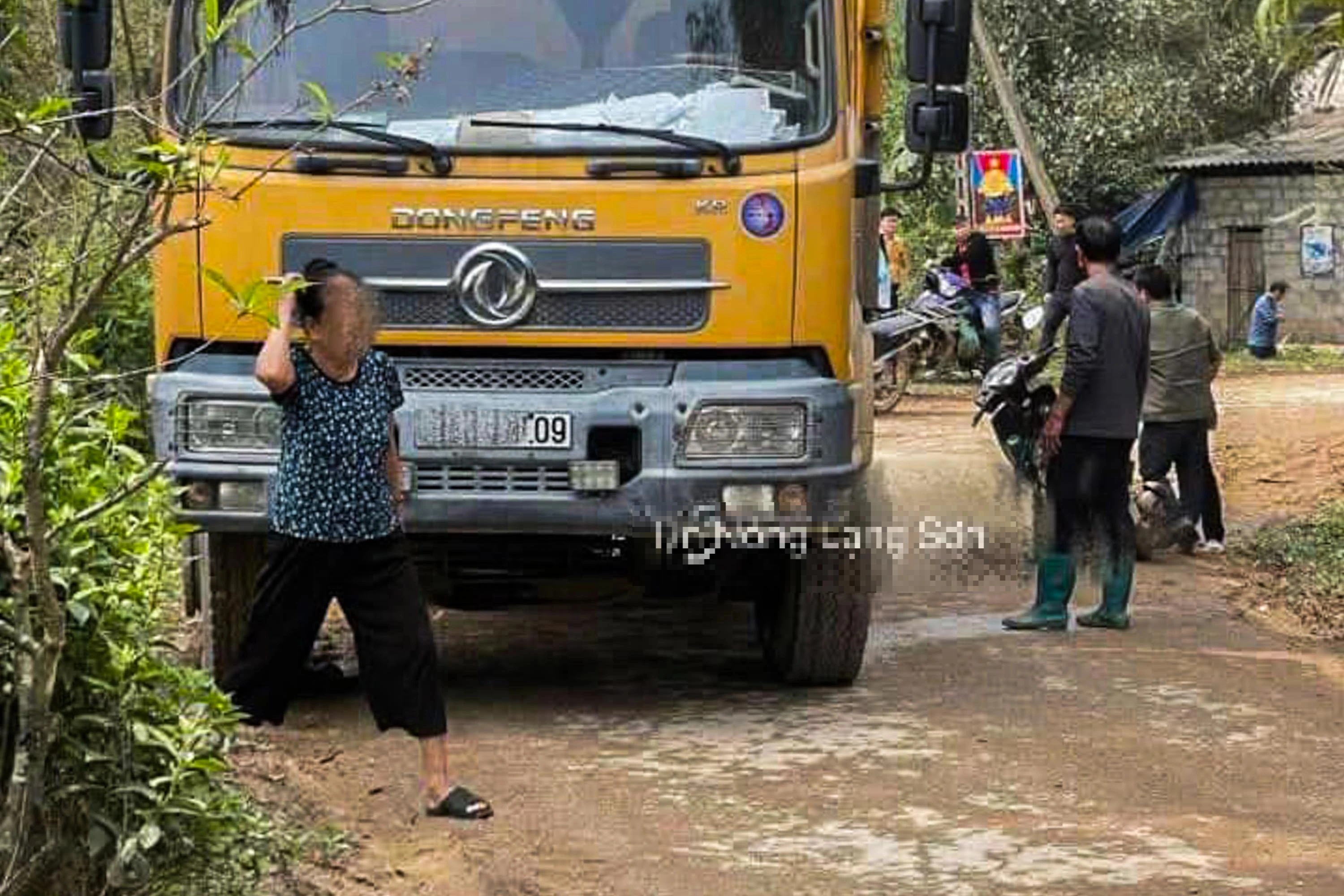 Xe máy va chạm xe tải, nữ giáo viên tiểu học tử vong