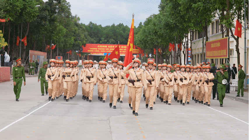 Lực lượng Công an tập luyện diễu binh, diễu hành chuẩn bị cho đại lễ 30/4