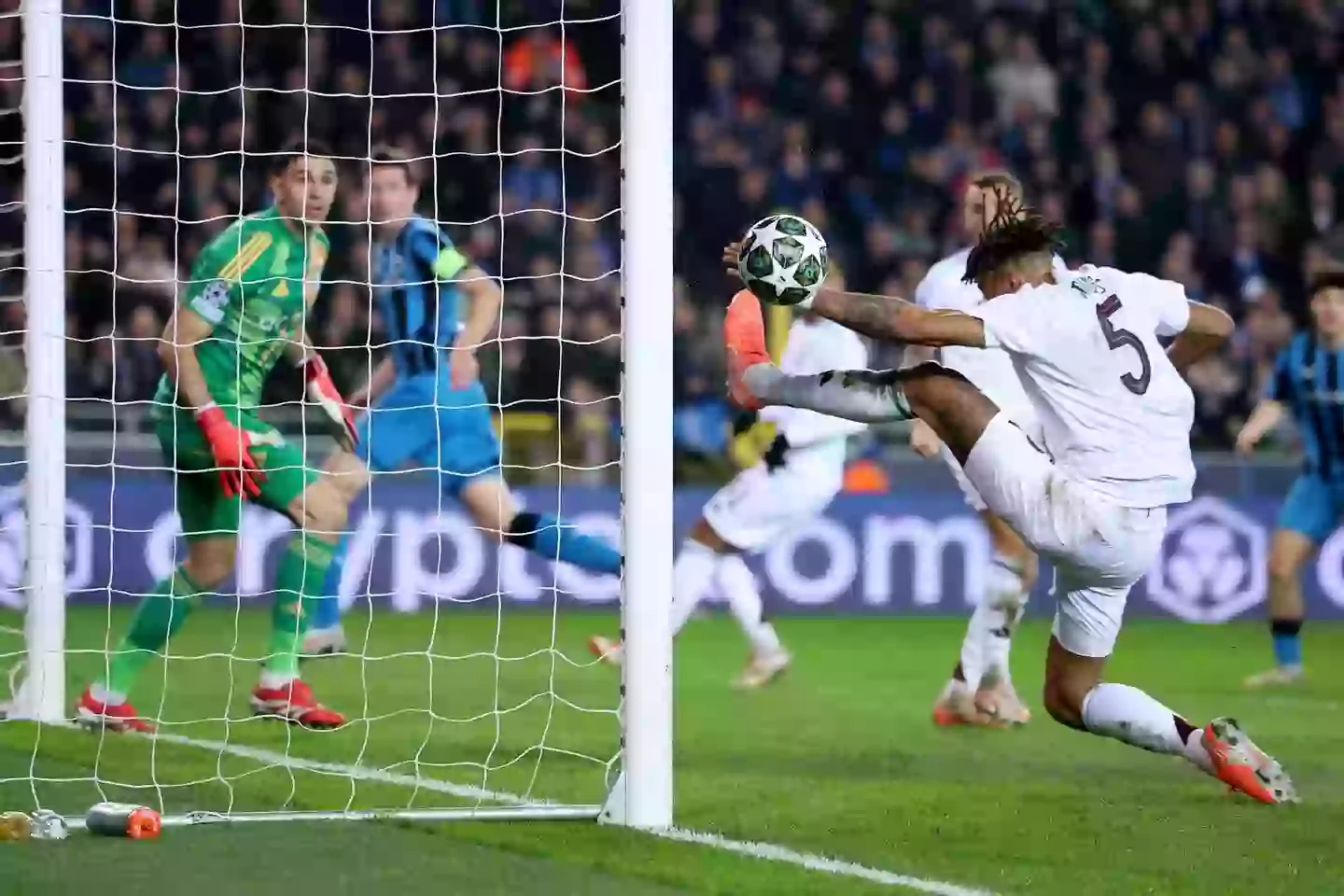 Pha cứu thua vô cùng khó tin, CĐV khen ngợi không ngớt ở Champions League