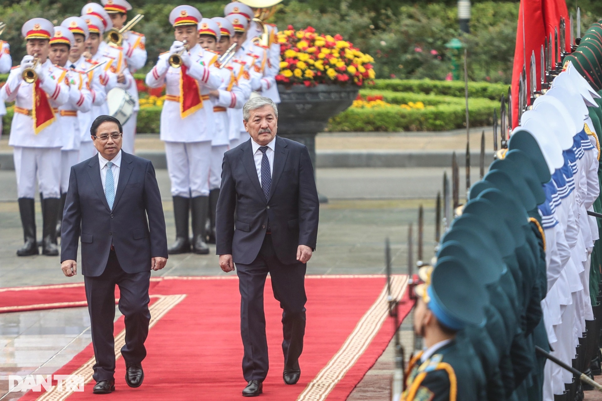 Thủ tướng Phạm Minh Chính chủ trì lễ đón Thủ tướng Kyrgyzstan thăm Việt Nam