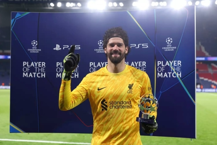 Alisson Becker lập kỷ lục sau màn trình diễn siêu hạng trước PSG